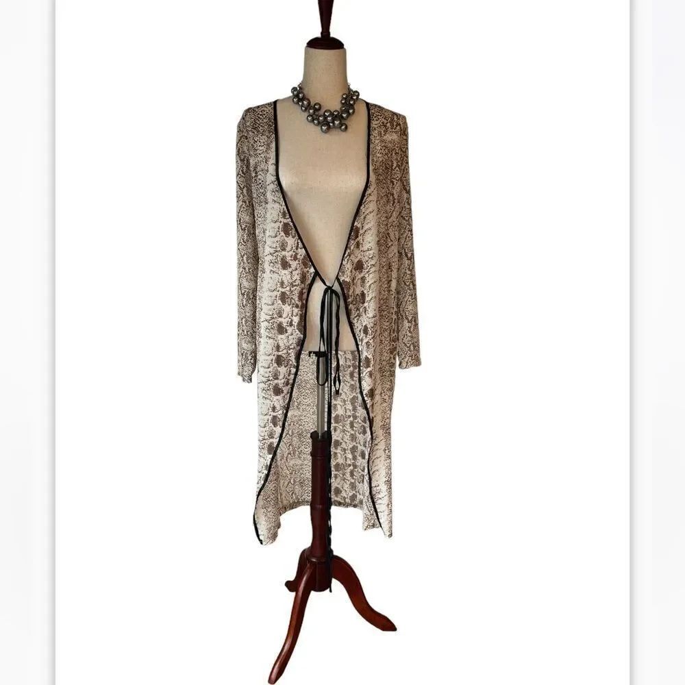 PrettylLittleThing Women’s 4 animal print tie front flowing cardigan NWT